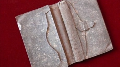Соғыс ардагері адам терісінен жасалған әмиянды мұражайға тапсырды Соғыс ардагері адам терісінен жасалған әмиянды мұражайға тапсырды