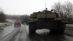 Шығыс Украинада тағы да көп адам қаза тапқан Донецкіге бет алып бара жатқан ресейшіл сепаратистерінің танктері. 22 қаңтар 2015 жыл.