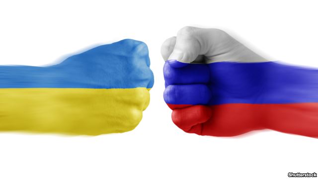 “Мешкей” деген жақсы атақ емес Березовскийден кейiн бесеуi бiрдей қайтыс болды Ресейлiк алпауыт Борис Березовскийдiң 2013 жылы Англияда жұмбақ өлiммен қаза тапқаны баршаға мәлiм. Ендi мына “қызыққа” қараңыз. Б.Березовскийдiң Англияда дос-жар болған, бизнестi бiрге жүргiзген әрiптестерi де бiрiнен кейiн бiрi қаза тауып жатыр. Және өлiмдерi де өте ұқсас. Ұқсас болғанда, Б.Березовскийдiң өлiмi секiлдi жұмбақ жағдайда қаза тауып жатыр. Ең алдымен британдық кәсiпкер Скот Янг қаза тапты. Кәсiпкер өз үйiнiң терезесiнен құлап кетiп өлдi. Бiреулер “өзi құлады...” десе, ендi бiреулер “әдейi құлатты” деседi. 2005 жылы осы Скот Янгқа Б.Березовский өзiнiң Кипрдегi компаниялары мен жылжымайтын мүлiк-мүкәммалын түгел сатқан-ды. Және дос-жар ретiнде бiршама арзанға сатқан болатын. Бұдан кейiн тағы бiр британдық кәсiпкер Джонни Эличаофф үлкен сауда орталығының төбесiнен құлап қаза тапты. 55 жастағы Д.Эличаофф кезiнде Б.Березовскиймен бiрiгiп Лондонда бiрнеше мейрамхана мен дүкен ашқан болатын. Мұның өлiмiнiң де шындығы әлi ашылмай отыр. Бұдан соң Б.Березовскиймен аралас-құралас болған тағы үш кәсiпкер қаза тапты. Бұл бесеудiң бәрi де – аса iрi байлар. Журналистер бұлардың өлiмiн сан-саққа жүгiртiп жатыр. Бiреулерi “орыс мафиясының тiрлiгi” десе, ендi бiреулерi “Б.Березовский өмiрден өтерiнде осы бес кәсiпкерге де нала болған екен, бұларды соның наласы жiбермедi-мiс” деседi.