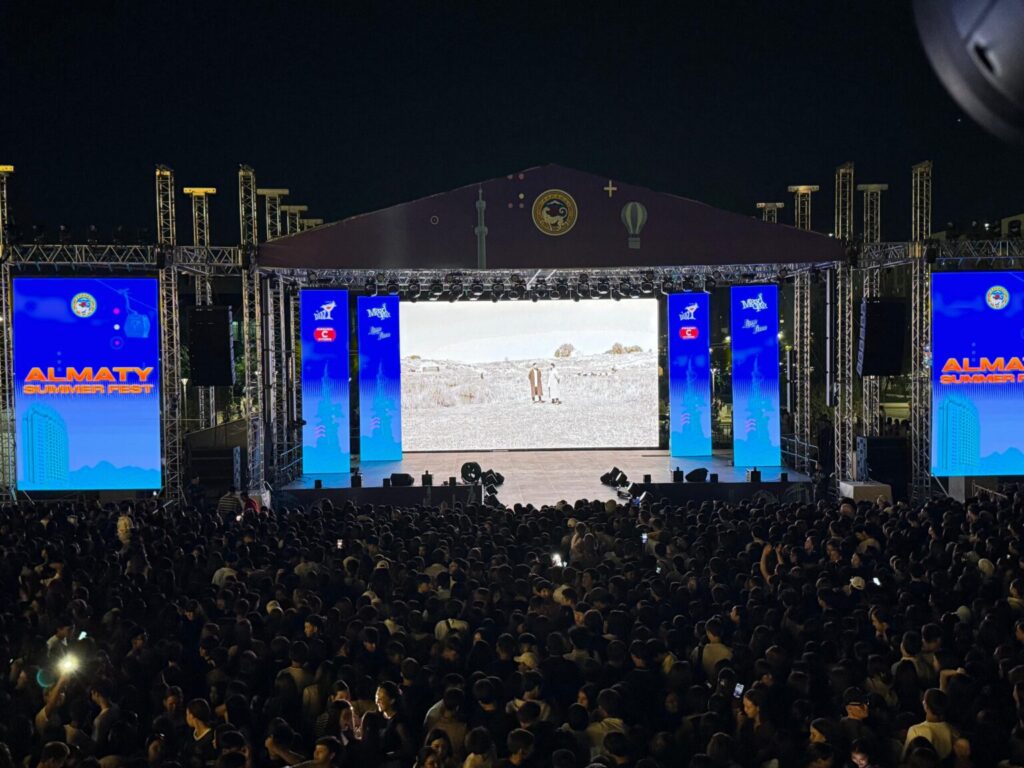 ЖАСТАР ҚАЛАСЫНДАҒЫ РУХАНИ КЕШ: АЛМАТЫ АСПАНЫ АБАЙ ӘНДЕРІМЕН КӨМКЕРІЛДІ